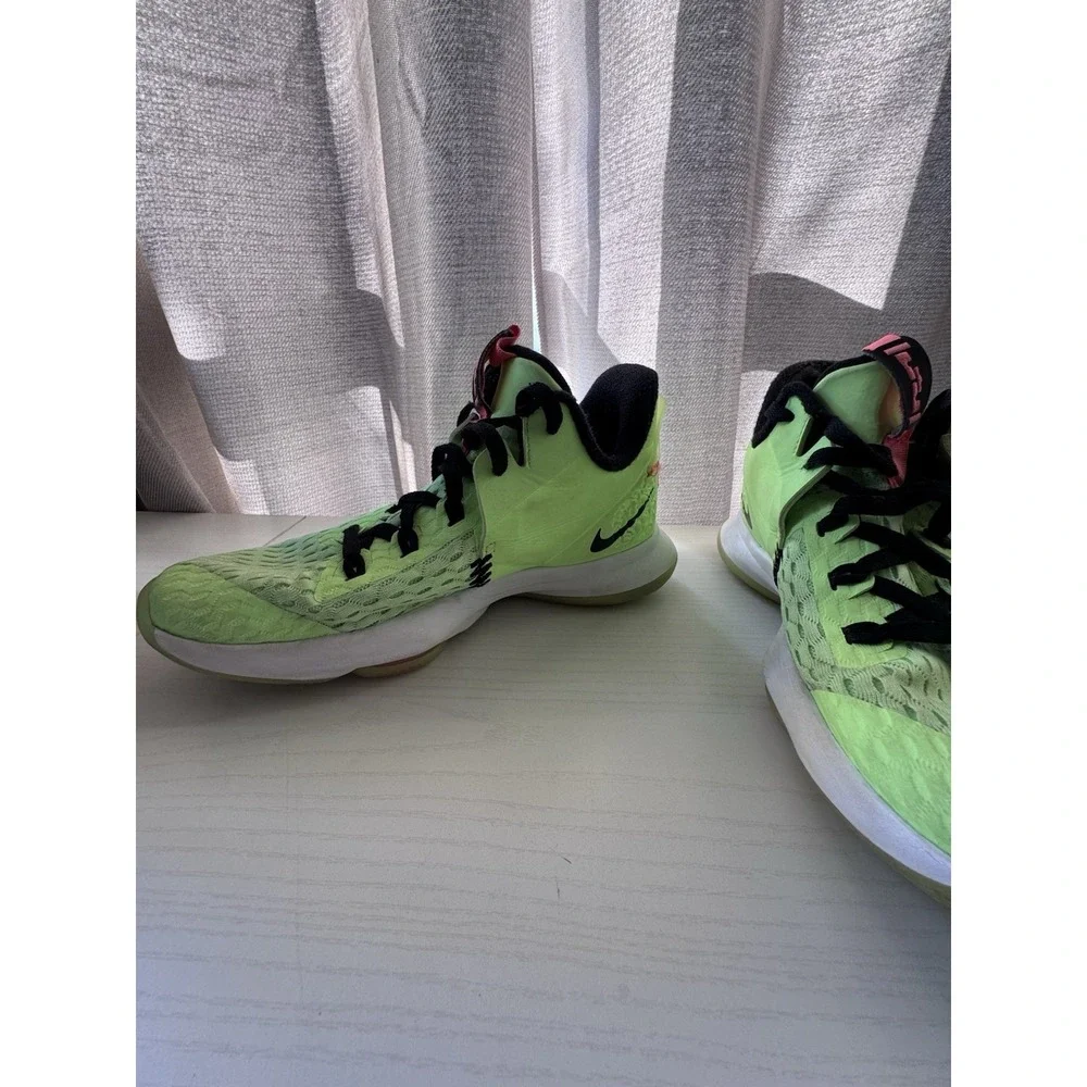 Nike LeBron Witness 5 Grinch‎ Green Basketball Shoes Men's Size 8 Performance